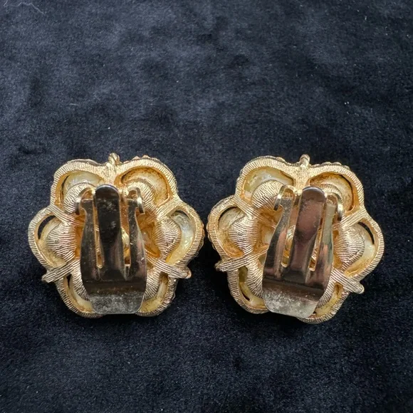 Vintage, unsigned, designer, glass clip on earrings - Picture 2 of 3